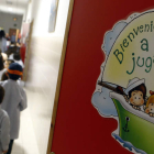 Un grupo de niños comienza su etapa escolar en un colegio de la capital el primer día de curso