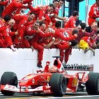 Michael Schumacher celebra su título ante el delirio de los mecánicos de Ferrari