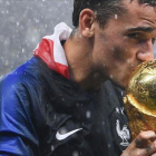 Griezmann besa la Copa del Mundo.