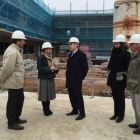 La alcaldesa visitó las obras del nuevo edificio de Caser. DL