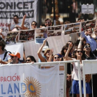 Un grupo de personas protestan contra Macri, en el exterior del Congreso, durante la inauguración del período de sesiones ordinarias, el 1 de marzo, en Buenos Aires.