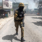 Un policía patrulla una de las calles de Puerto Príncipe, la capital de Haití. JEAN MARC HERVE ABELARD
