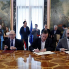 El ministro de Hacienda, Cristobal Montoro, y los representantes sindicales durante el firma del acuerdo salarial del 2017, en una imagen de archivo.