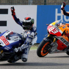 Jorge Lorenzo y Marc Márquez, durante la primera sesión de entrenamientos libres en Motorland.