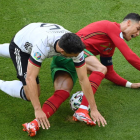 El alemán Mats Hummels frena al portugués Cristiano Ronaldo en un lance del partido. MATTHIAS HANGST