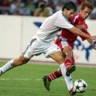Fernando Morientes disputa un balón al tailandés Senamuang en el último partido de la gira asiática
