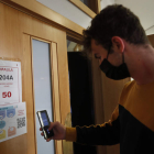 Un universitario escanea el código QR antes de clase. Archivo
