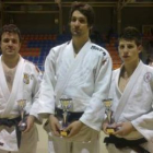 Álvaro Sánchez, en el centro, del Club Kyoto, se proclamó campeón de Castilla y León en 90 kilos.