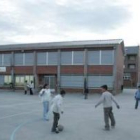 El patio de colegio es una de las zonas en las que puede cabalgar a sus anchas el virus de la H1N1 .