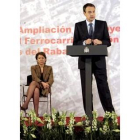 Zapatero durante su intervención, detrás la ministra Magdalena Álvarez