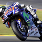Jorge Lorenzo lidera la carrera en el circuito de Cheste. MANUEL BRUQUE