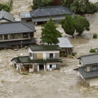 Una zona residencial completamente inundada al desvordarse el río Kinugawa por las lluvias torrenciales del tifón Etau, el la localidad de Joso de la prefactura de Ibaraki.