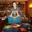 El joven editor muestra sus diseños en Mina, uno de los restaurantes de cocido más emblemáticos de la capital