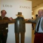 Los lacianiegos Lolo Zapico y Eduardo Arroyo, junto a uno de los «espantapájaros» típicos de Zapico
