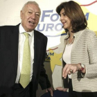 El ministro español de Asuntos Exteriores, José Manuel García-Margallo, conversa con la ministra de Relaciones Exteriores de Colombia, María Ángela Holguín Cuéllar, en un desayuno del Fórum Europa, este martes, 1 de octubre, en Madrid.