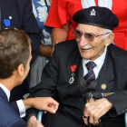 Macron saluda a un veterano durante la ceremonia de conmemoración en Portsmouth, Reino Unido.