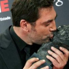Javier Bardem, ayer, tras recibir el premio como mejor actor protagonista por 'Biutiful'.