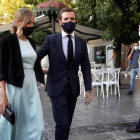 El presidente del PP, Pablo Casado, junto a su mujer, a su llegada al Teatro Real. JOSÉ JIMÉNEZ