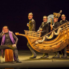 Los integrantes de la compañía Ron Lalá en una escena del montaje ‘Cervantina’, que llega al Auditorio el jueves. DL