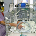 Una enfremera atiende en una incubadora a un neonato en la nueva Unidad de Pacientes Críticos Neonatales.