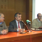 Tomás Gallego, José Miguel Palazuelo y Eduardo San José durante la presentación del informe.
