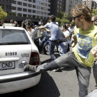 Algunos taxistas arremeten contra un compañero que no secundaba la protesta.