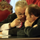 Miguel Ángel Muñoz Blas habla con su abogado minutos antes del comienzo de la vista.