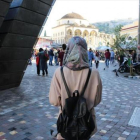 Una de las redactoras de ‘Aves Migratorias’, en la plaza de Monastiraki (Atenas).