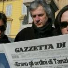 Los residentes en Parma leen en la prensa italiana las últimas novedades sobre el caso Parmalat