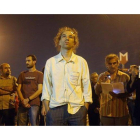 Manifestantes turcos, de pie y en silencio, en la plaza Taksim de Estambul, el lunes por la noche.