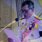 Captura de vídeo del momento en que Vajiralongkorn responde a la invitación para ascender al trono, pronunciada por el presidente de la Asamblea Legislativa, en Bangkok, este jueves.