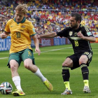 Jordi Alba trata de arrebatar el balón a Ben Halloran, en un momento del partido contra Australia en Curitiba.