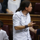 Iglesias conversa con Garzón, al lado de Errejón, en el debate de investidura de Rajoy.