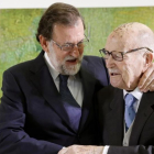 Mariano Rajoy abraza al primer presidente electo de la Xunta de Galicia, Xerardo Fernandez Albor, este sábado en un acto de homenaje por su centenario