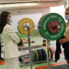 Los reyes visitan a Lydia Valentín en el Centro de Alto Rendimiento de Madrid durante un entrenamento en 2020. DL