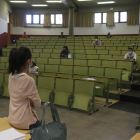 Alumnos durante una de las convocatorias extraordinarias de la Ebau en Derecho. FERNANDO OTERO