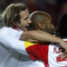 Kanouté celebra con sus compañeros el gol sevillista.