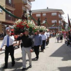 Un momento ayer de la procesión festiva a la salida de la iglesia parroquial.