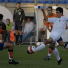 El canterano Víctor, con el balón en su bota izquierda, es una de las promesas en las que confía Yos