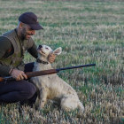 Carlos Bravo con uno de sus perros en la jornada matinal del inicio de la caza menor. MIGUEL F.B.