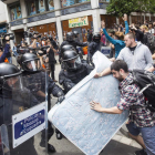 Agentes antidisturbios rodearon los accesos del llamado ‘Banco Expropiado’. QUIQUE GARCÍA