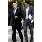 Francisco Roig y su abogado, a su llegada al juzgado.