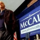 Imagen de archivo del senador republicano por Arizona John McCain, durante un acto con simpatizantes