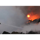 Los bomberos de los parque de León y Ponferrada se reparten la asistencia en los incendios en zonas urbanas de la provincia.