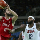 Markovic, de Serbia, intenta anotar en presencia de Demarcus Cousins