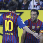 Messi celebra con Xavi el segundo gol del Barça, logrado por el argentino.