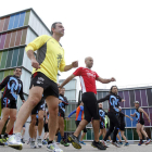 Aficionados al running hacen ejercicios de calentamiento antes de comenzar una carrera.