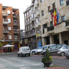 Aspecto de la plaza Mayor de Bembibre, que ahora está abierta al tráfico de vehículos.