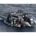 Los guardacostas transportan el nuevo cadáver encontrado en el 'Costa Concordia'.