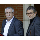 Ignacio Fernández Toxo, acompañado del secretario de organización y comunicación, Fernando Lezcano, a su llegada esta mañana al Palacio de la Moncloa.